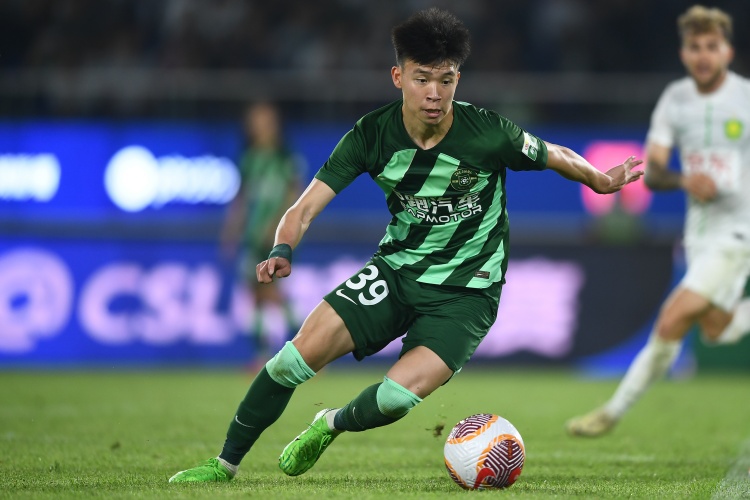 打幾分？浙江小將王鈺棟半場數(shù)據(jù)：觸球19次，2次射門0射正